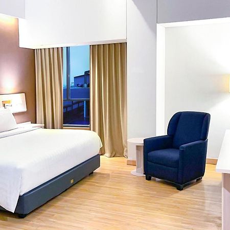 Hotel Harper Palembang By Aston Esterno foto