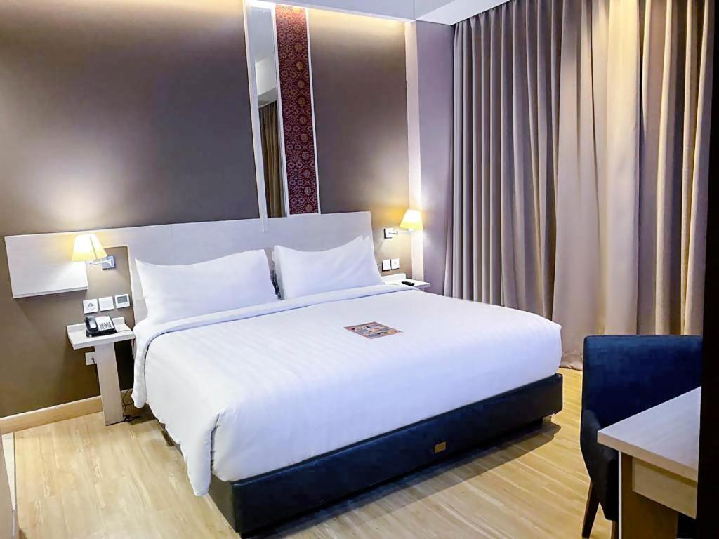 Hotel Harper Palembang By Aston Esterno foto