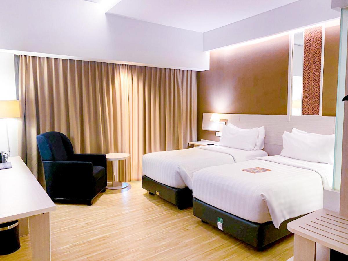 Hotel Harper Palembang By Aston Esterno foto