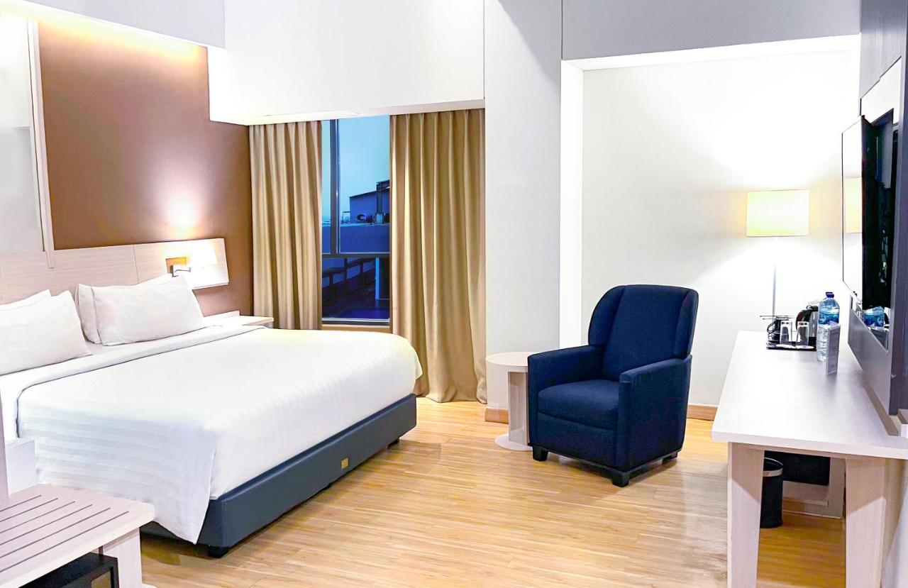 Hotel Harper Palembang By Aston Esterno foto