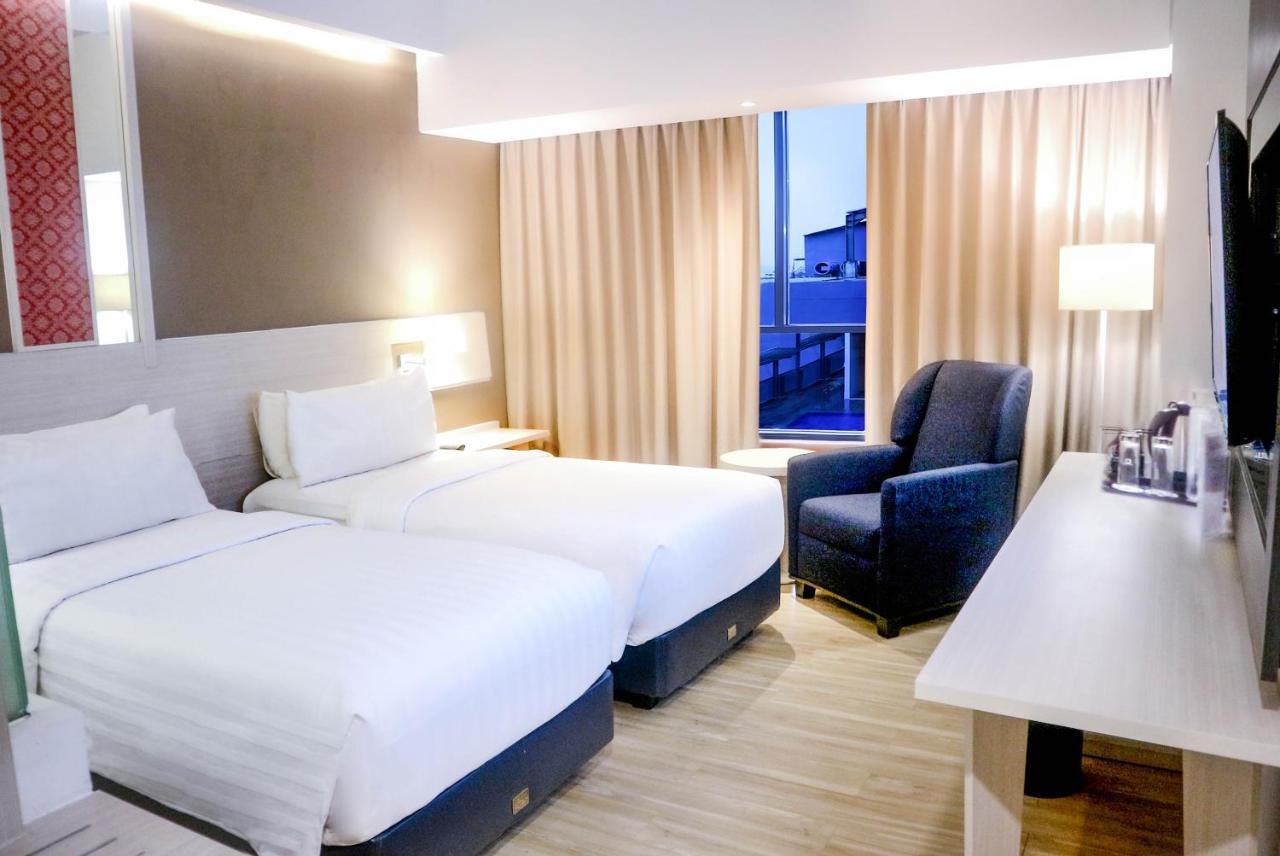 Hotel Harper Palembang By Aston Esterno foto
