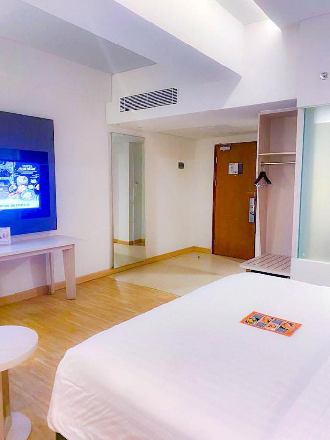 Hotel Harper Palembang By Aston Esterno foto