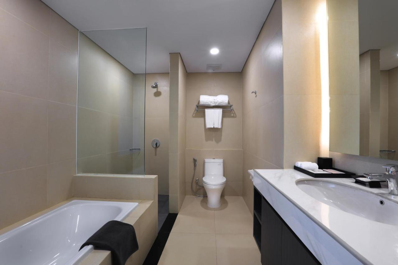 Hotel Harper Palembang By Aston Esterno foto