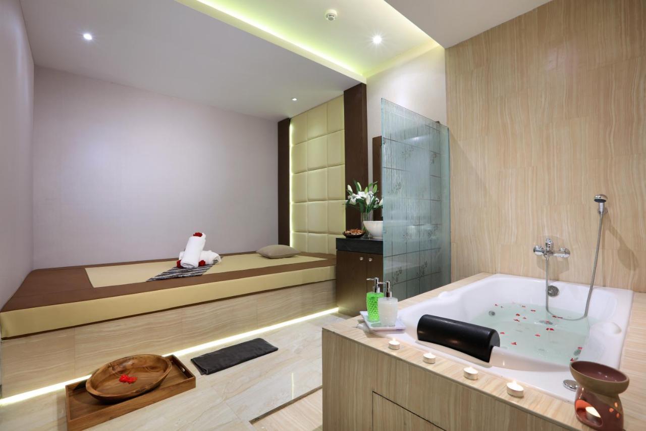 Hotel Harper Palembang By Aston Esterno foto