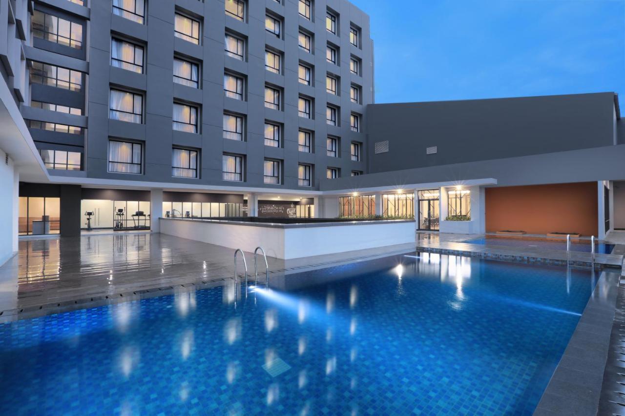 Hotel Harper Palembang By Aston Esterno foto