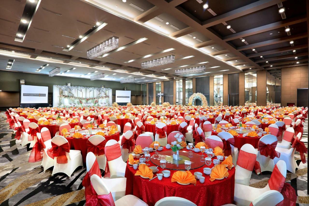 Hotel Harper Palembang By Aston Esterno foto