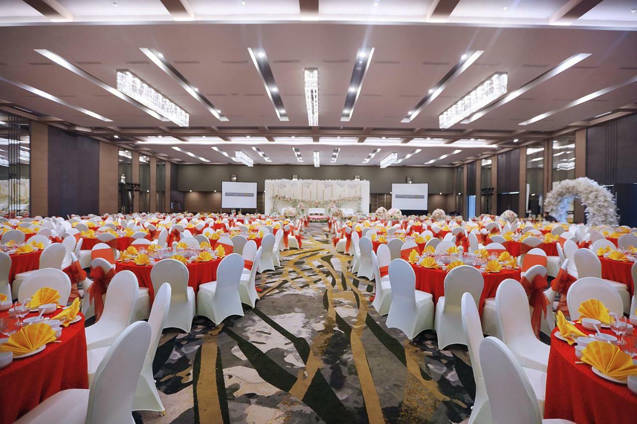 Hotel Harper Palembang By Aston Esterno foto