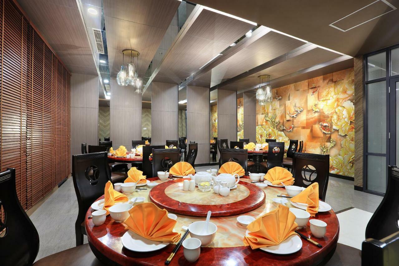 Hotel Harper Palembang By Aston Esterno foto